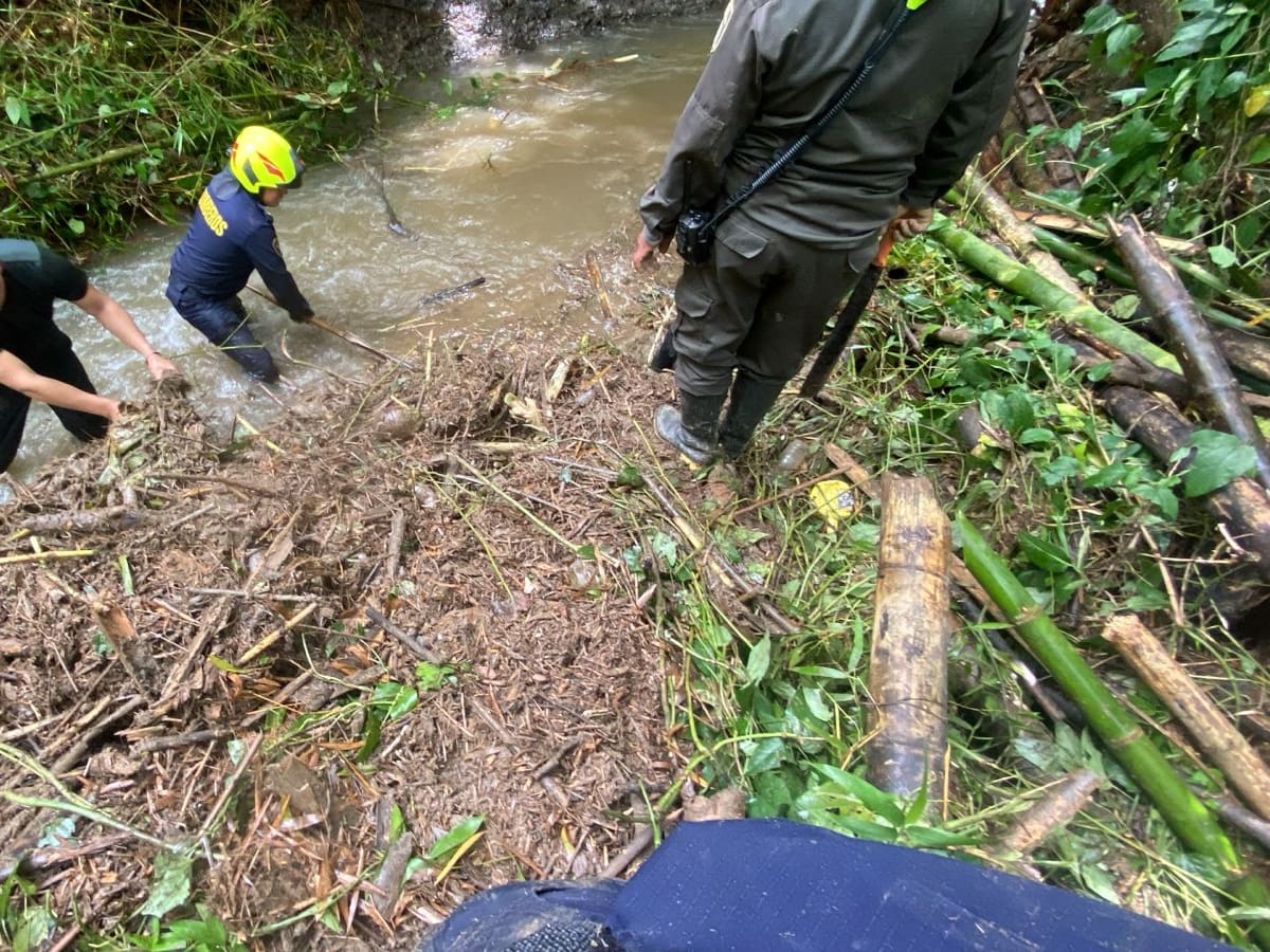 Continúa la búsqueda de un policía que desapareció por la creciente de una quebrada en Manizales