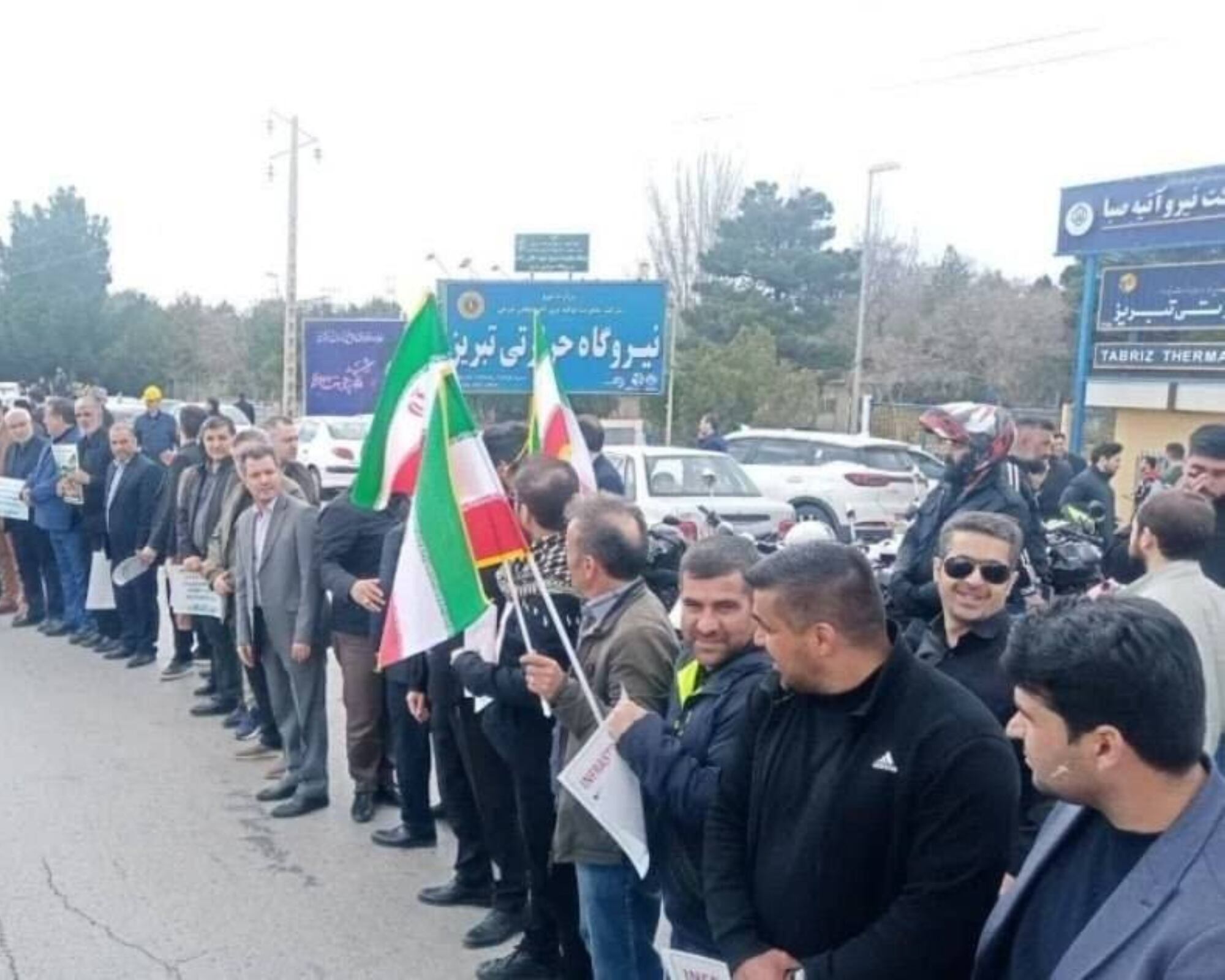 Grupos de iraníes formaron cadenas humanas para proteger las centrales eléctricas, después de las amenazas del presidente Donald Trump de atacar la infraestructura energética.
(Foto: Cortesía Agencia Estatal iraní IRNA)