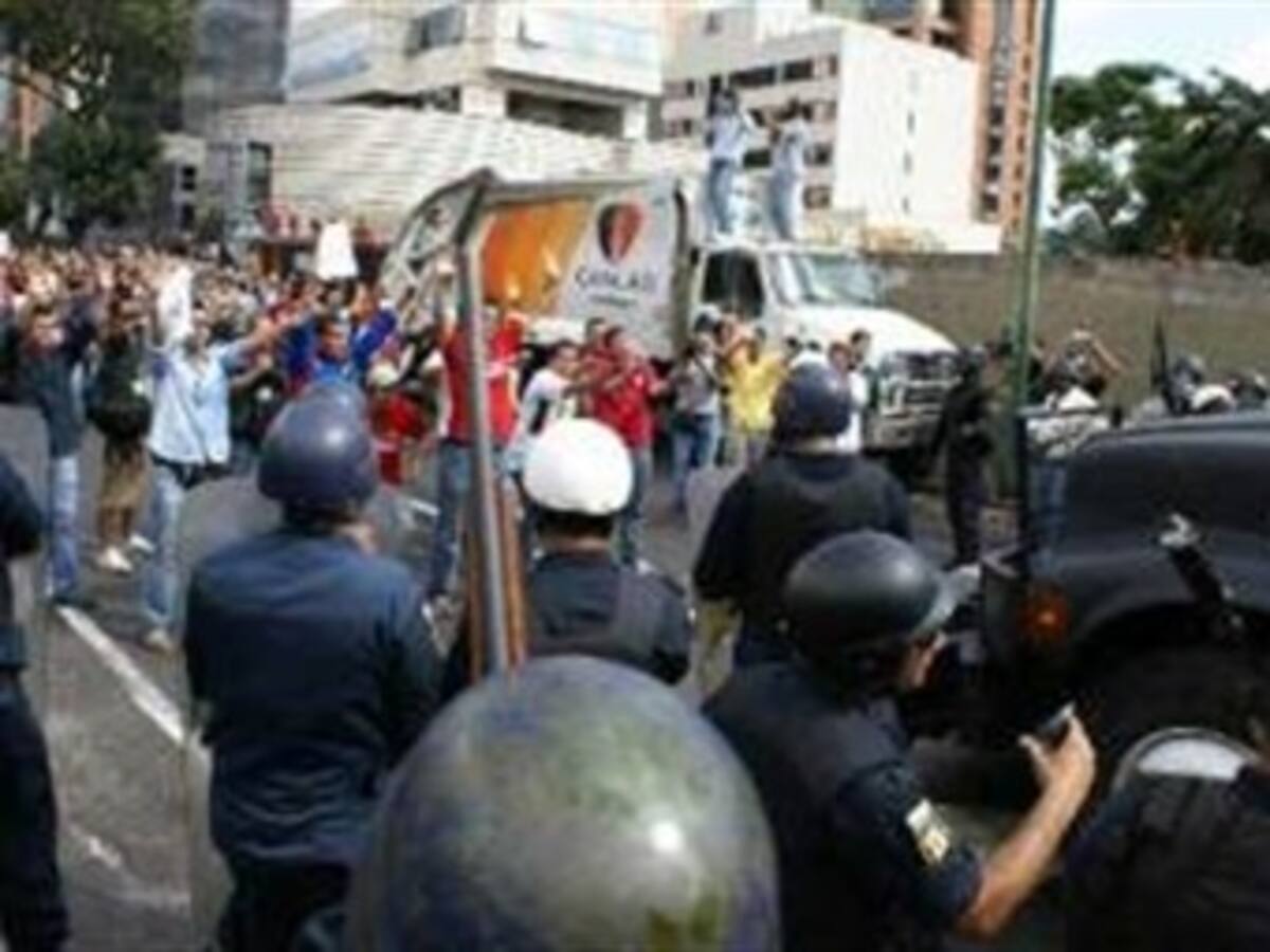 Estudiantes venezolanos ratifican su intención de marchar en contra de la enmienda de Chávez
