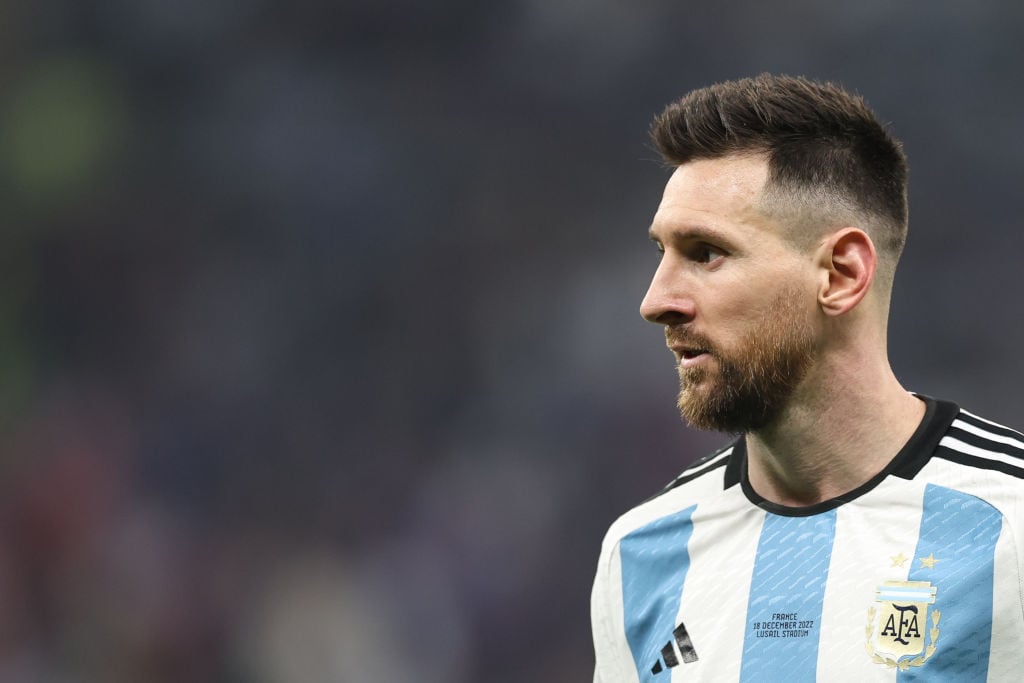 Lionel Messi, capitán de Argentina en la final de Qatar 2022 (Photo by Matthew Ashton - AMA/Getty Images)