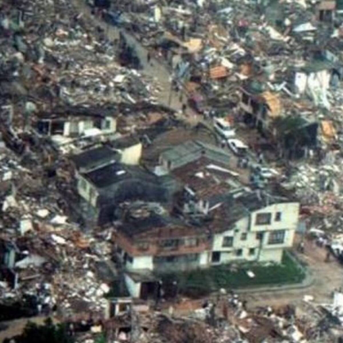 Conversatorios y ofrenda floral por 23 años del terremoto de 1999