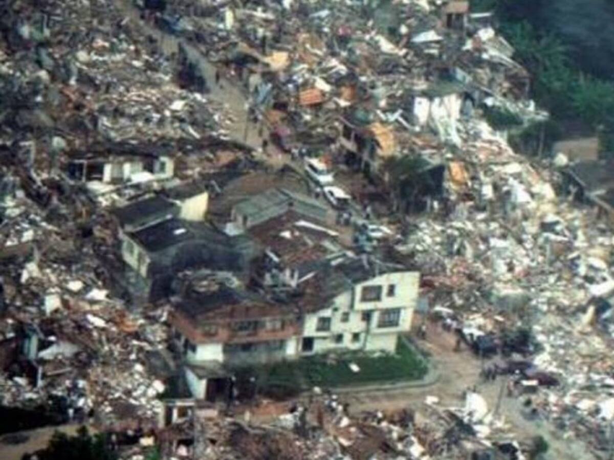 Conversatorios y ofrenda floral por 23 años del terremoto de 1999