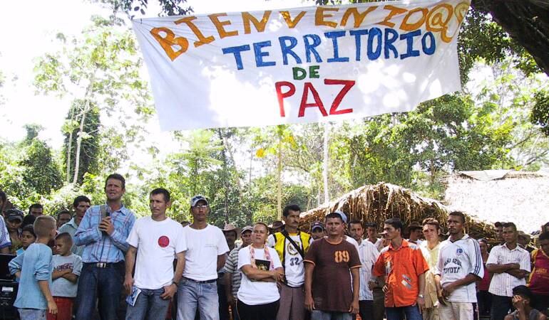 Los labriegos comienzan a concentrase para participar de las jornadas de oración por la paz. 