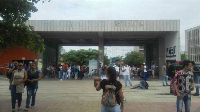 Bloqueada por estudiantes la entrada a la Universidad del Atlántico. Foto: La W/ Silvana Salas.