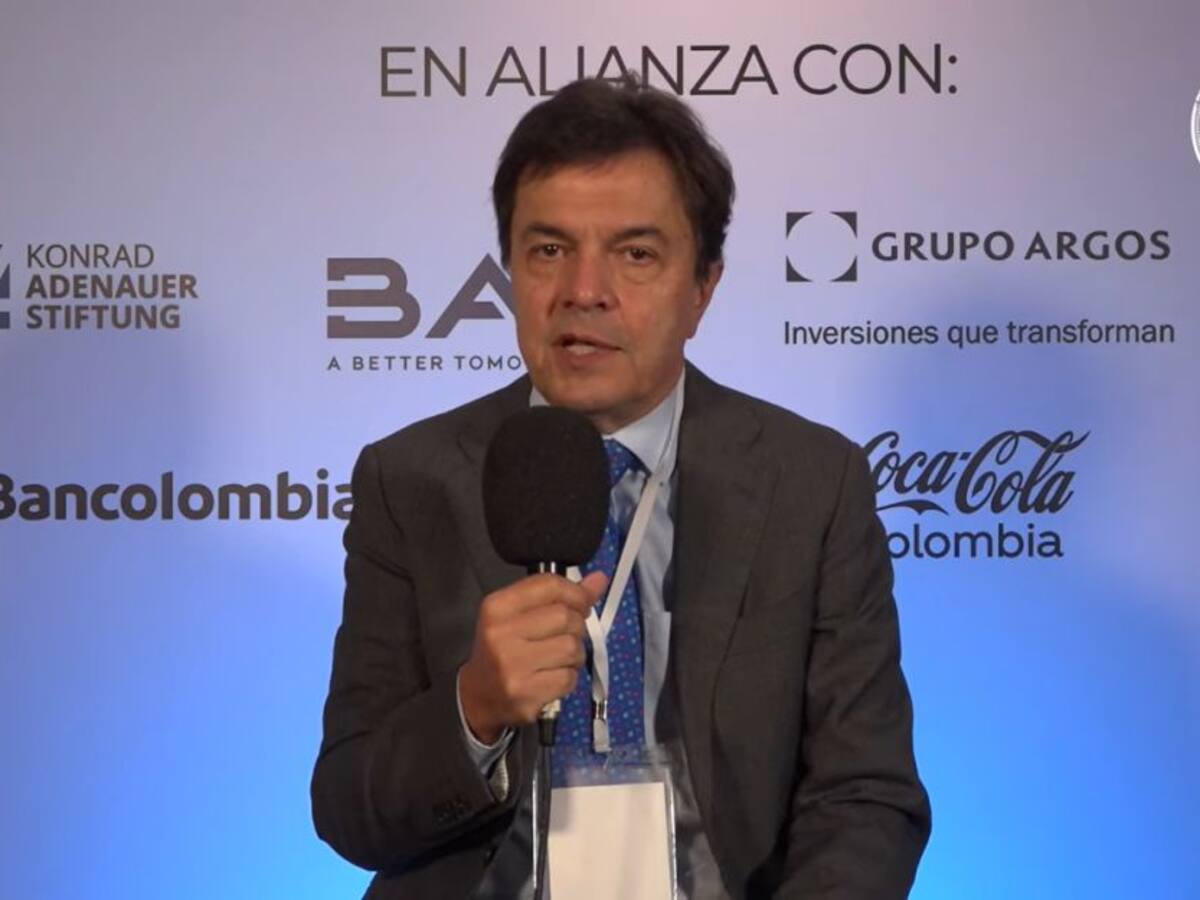 Roberto Vélez Vallejo explica cómo el sector privado ayuda a la democracia