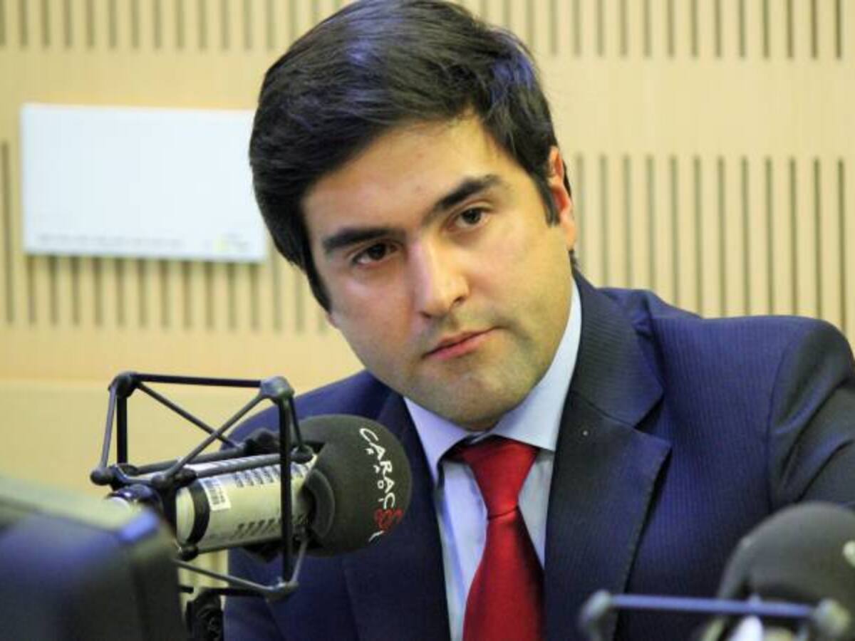 El fiscal Montealegre debió haber consultado la orden de captura a Uribe con el Gobierno: Hoyos