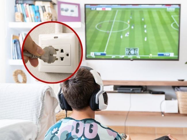 Consumo de energía / Niño jugando un videojuego / conectando un electrodoméstico // Getty Images