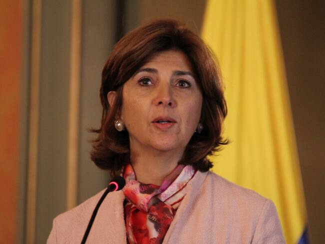 “Debemos votar por la decencia, no por el que promete trenes aéreos”: María Ángela Holguín sobre Sergio Fajardo