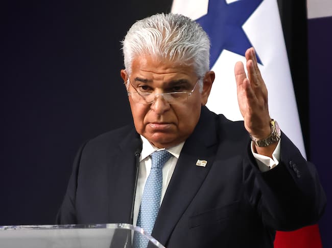 AME6222. CIUDAD DE PANAMÁ (PANAMÁ), 02/02/2025.- El presidente panameño, José Raúl Mulino, habla en una rueda de prensa tras reunirse con el secretario de Estado de Estados Unidos, Marco Rubio, este domingo en Ciudad de Panamá (Panamá). Mulino informó que en la reunión con Rubio, le trasladó que "la soberanía de Panamá no está en cuestión". EFE/ Gabriel Rodríguez