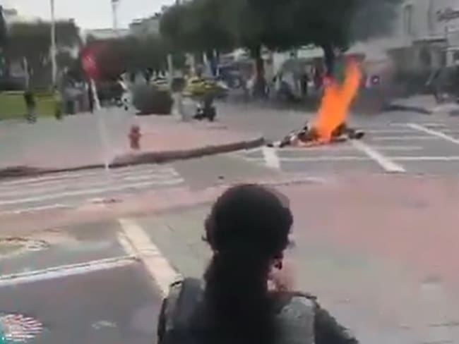 Vecinos del barrio Cedritos quemaron la moto de presunto ladrón en Bogotá