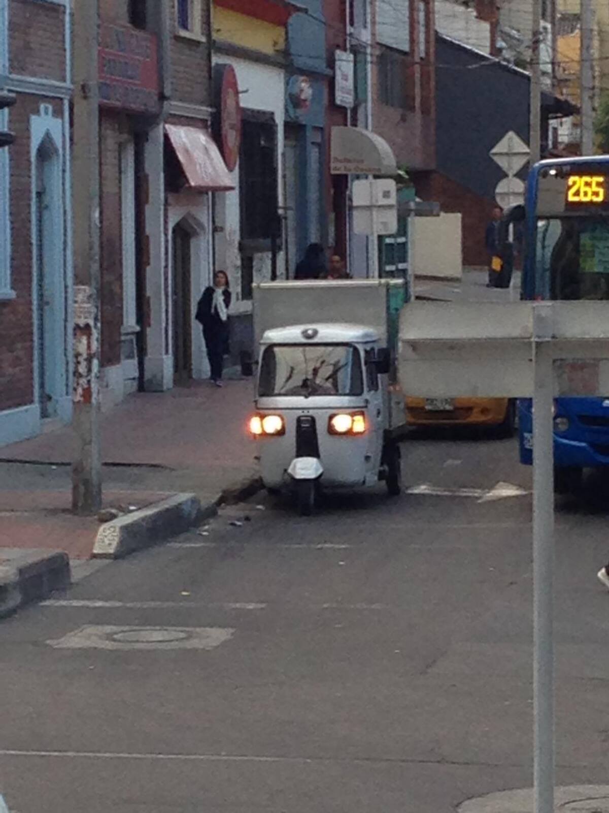 Se cumple una jornada más de día sin carro, ahora también sin moto. Saldrán de circulación 1.500.000 vehículos particulares y 425.000 motocicletas. La medida se extenderá hasta las 7:30 de la noche.