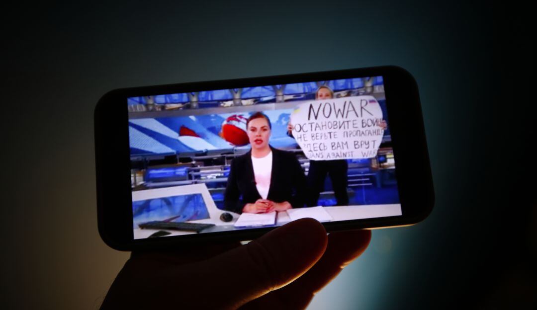 El momento en el que Ovsyannikova irrumpió en el programa de televisión. 