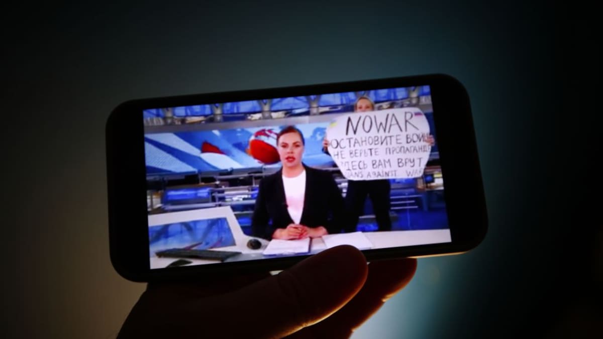 Francia ofreció asilo a periodista que protestó en televisión rusa