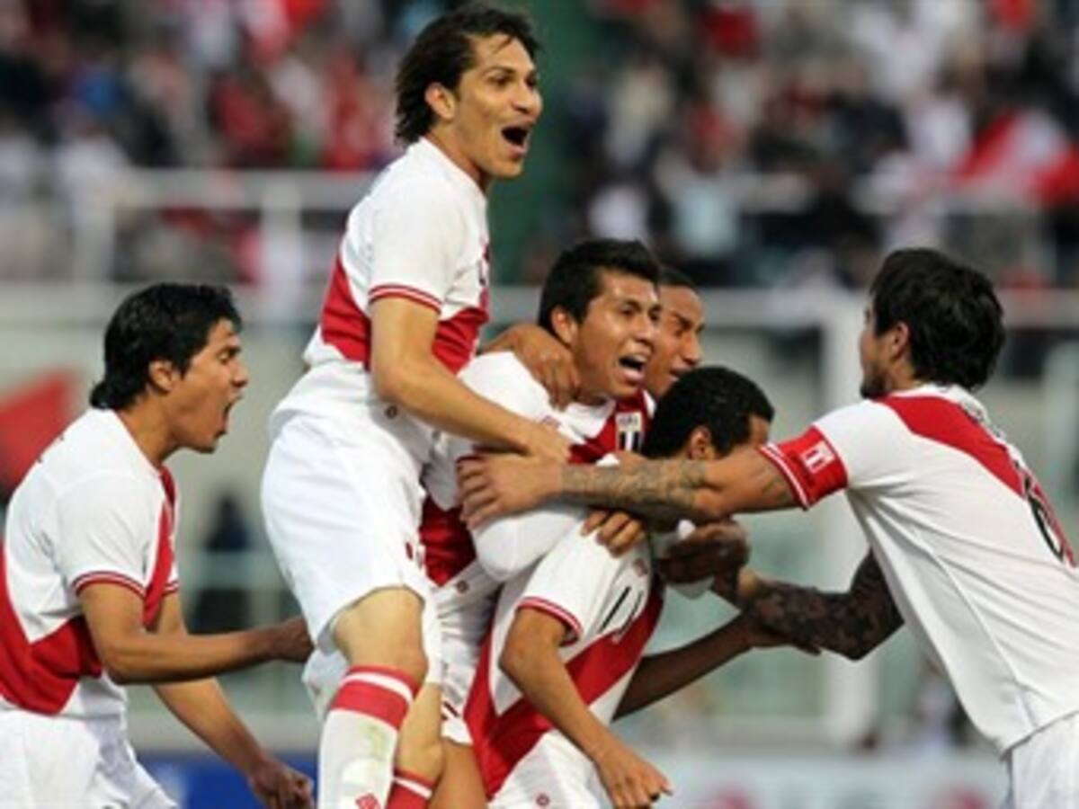 Perú eliminó a Colombia y Uruguay sacó de la Copa al local Argentina
