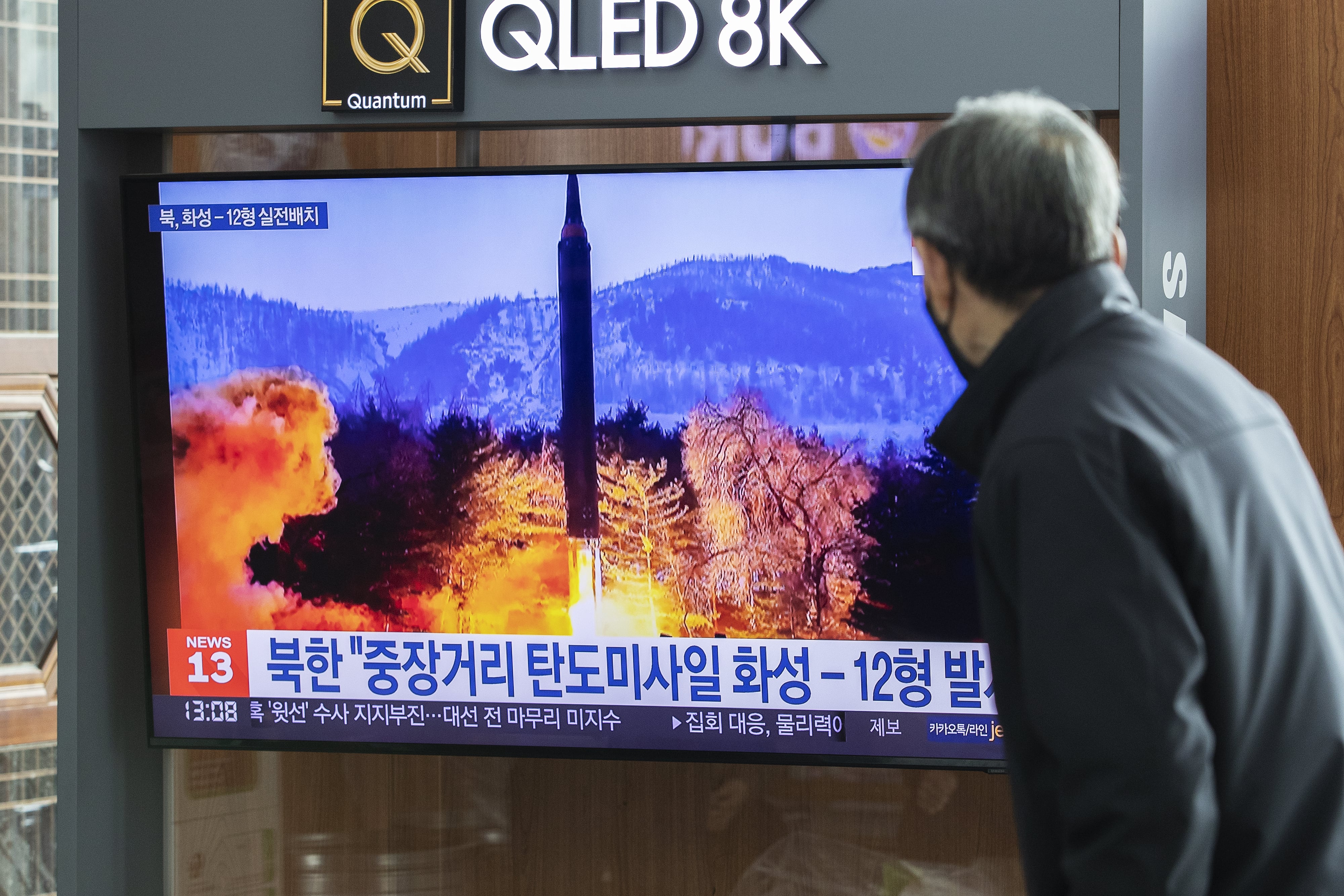 SEOUL, SOUTH KOREA - JANUARY 31: People watch the coverage of North Korea's latest missile launch in Seoul Station, South Korea on January 31, 2022. (Photo by Jong-Hyun Kim/Anadolu Agency via Getty Images)
