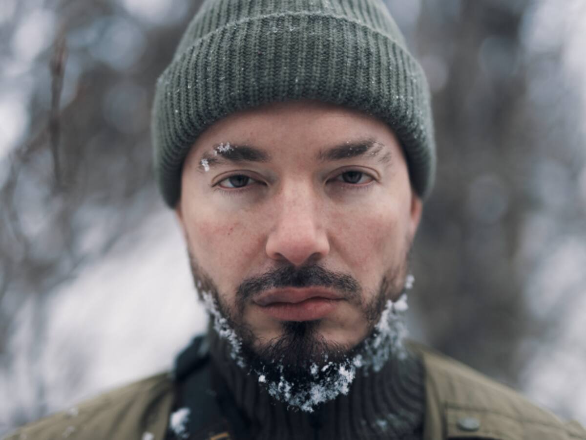 J Balvin regresa al sonido original del reggaetton con su nueva cancion “Amigos”