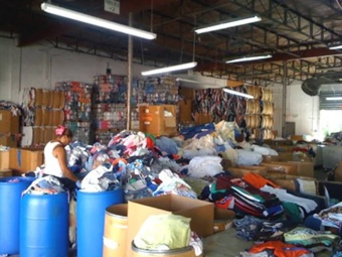 Entre 360 y 600 toneladas de ropa usada en Bogotá podría ser reutilizada