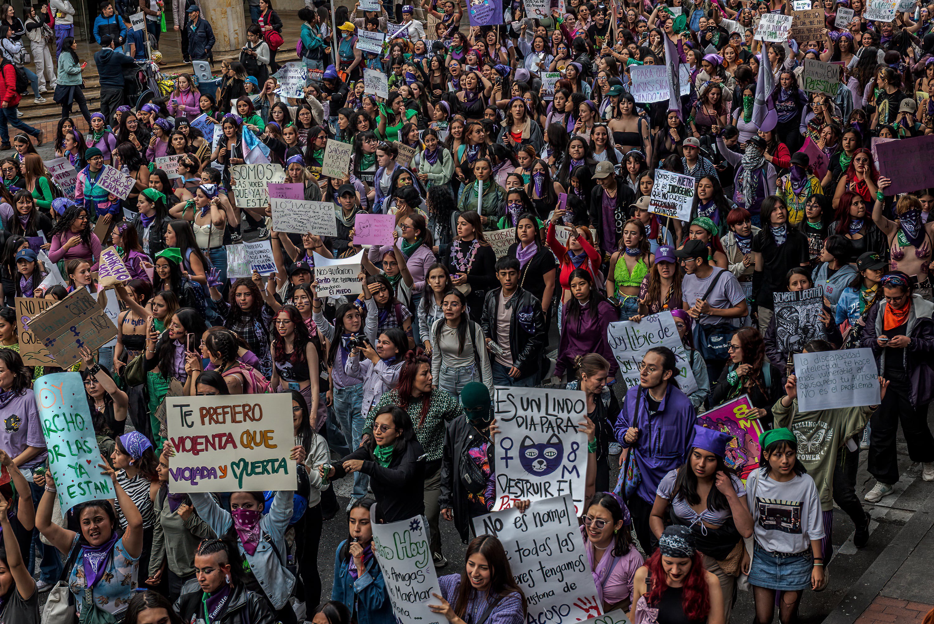 Mujeres recorren la Carrera Séptima de Bogotá para celebrar el Día Internacional de la Mujer. . (Foto de Israel Fuguemann/SOPA Images/LightRocket vía Getty Images)