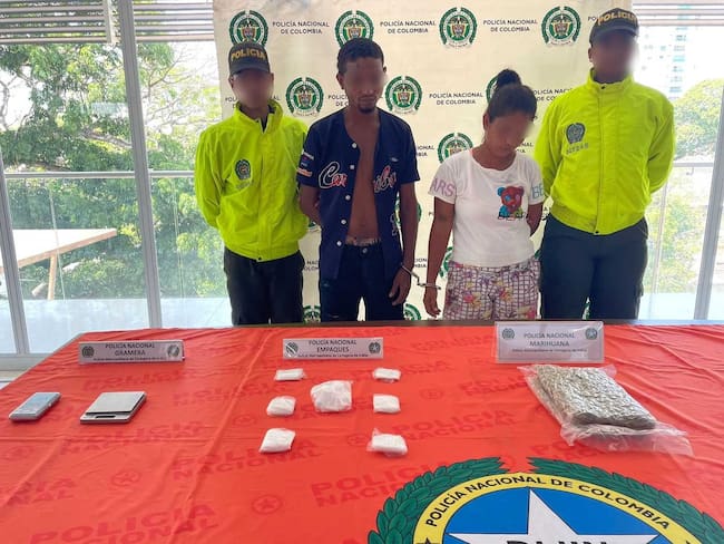 Capturan pareja de expendedores de droga en entornos escolares, en El Pozón