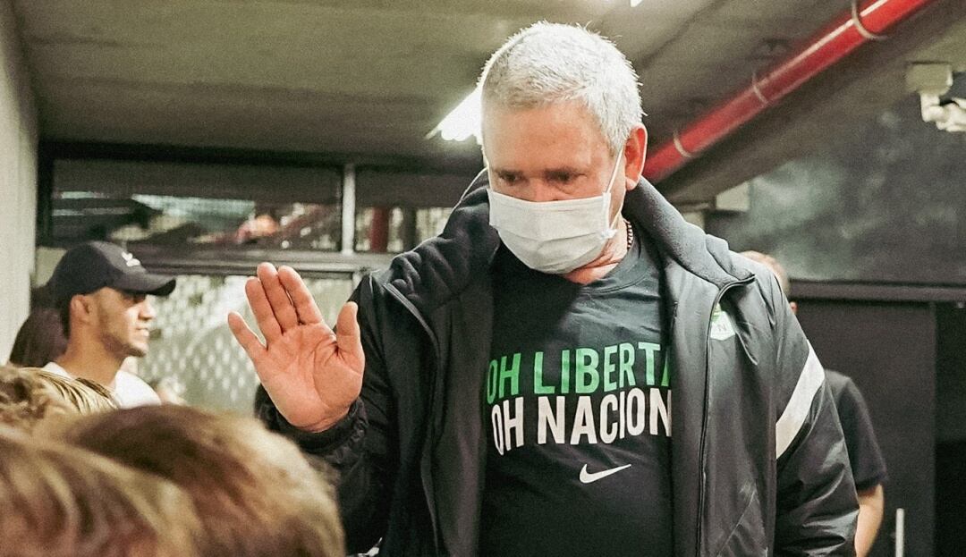 Hernán Darío Herrera comparte con pequeños hinchas de Nacional previo al partido ante el Junior.