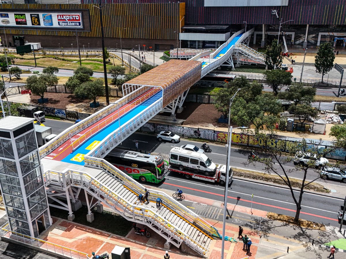 Entra en funcionamiento nuevo puente peatonal en Bogotá: tardó ocho años en inaugurarse