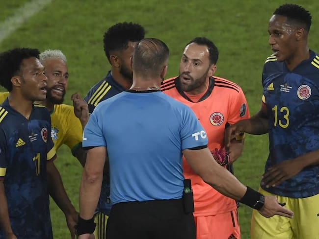 Los jugadores de Colombia reclaman al árbitro Néstor Pitana tras validar el pirmer gol de Brasil.