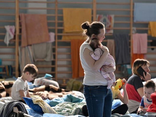 Una familia en un centro de refugiados en la frontera de Polonia