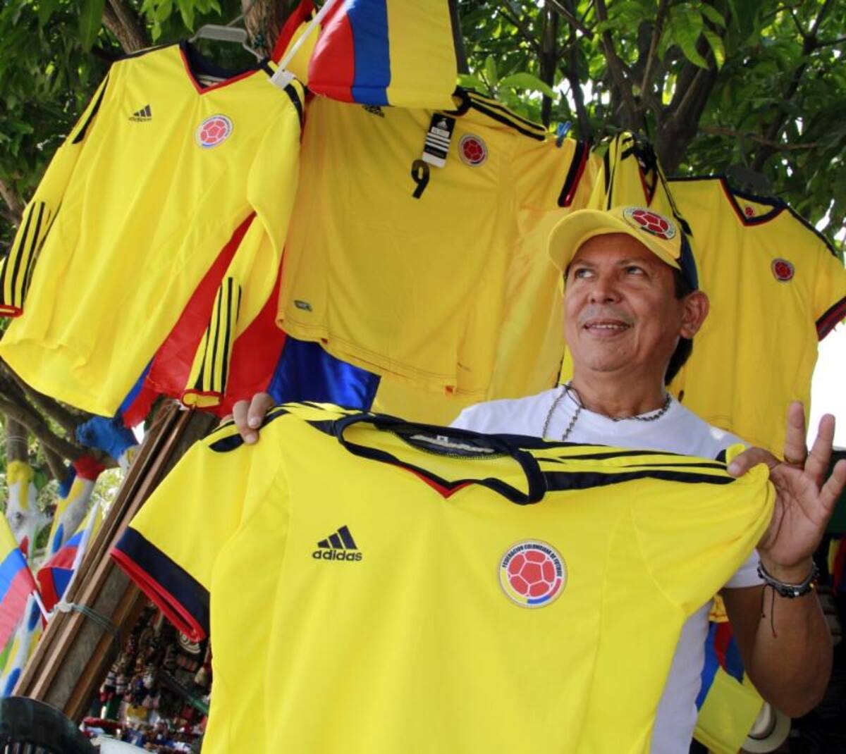 Los hinchas acompañan a la Selección en las calles de la capital del Atlántico y esperan celebrar la clasificación.