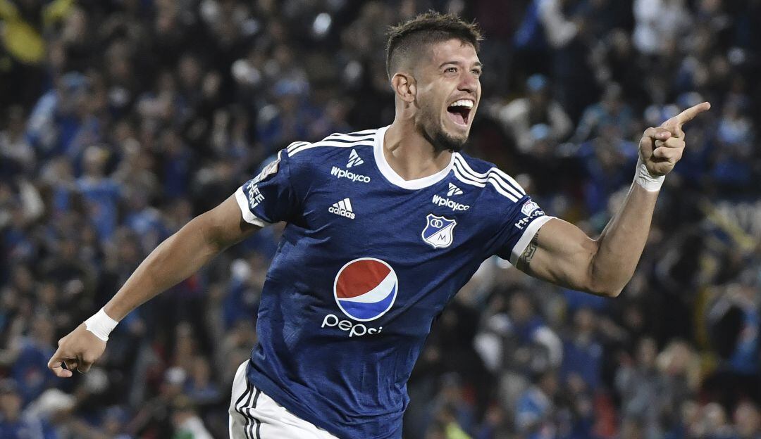 Matías de Los Santos festeja uno de sus goles marcados con la camiseta del cuadro 'Embajador'.