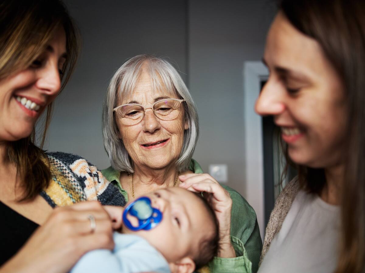 Abuelas, hijas y nietas: la clave para el empleo femenino