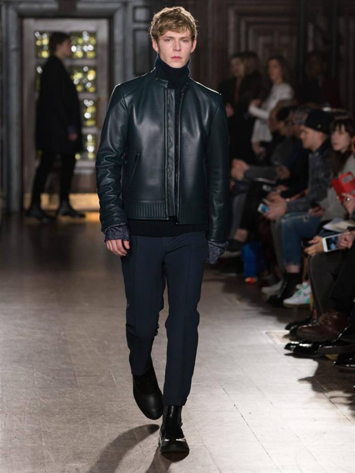 Una serie de modelos presentan la colección de otoño, invierno 2015 en la semana de la moda masculina en Londres, Inglaterra, que se realizará hasta el próximo 12 de enero.