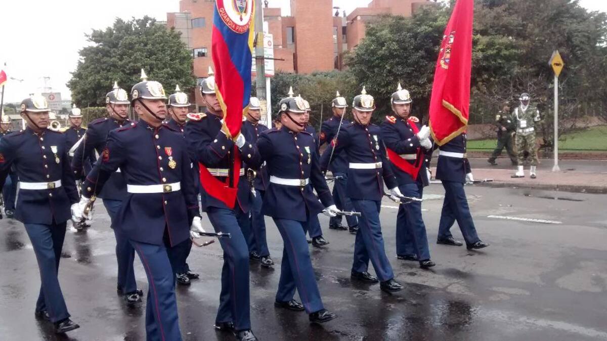 Miles de personas en todo el país se movilizan para observar los desfiles del 20 de julio.