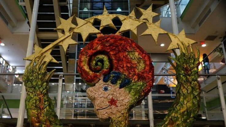 Decoración de Navidad hecha con material reciclable.