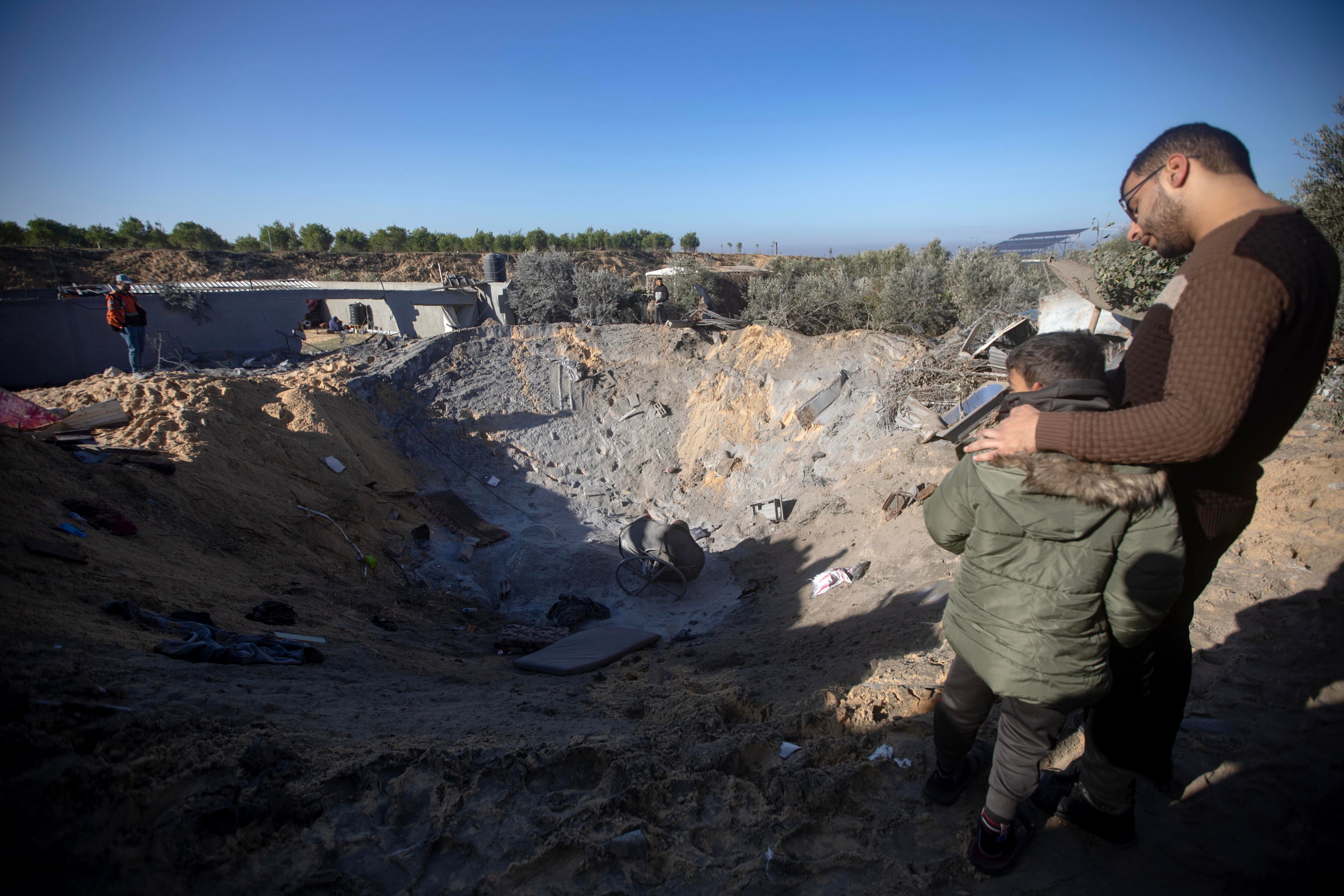 Khan Yunis (-), 04/01/2024.- Palestinians inspect after an Israeli air strike targeted areas classified as safe by the Israeli army, in the southern Gaza Strip, 04 January 2024. More than 22,300 Palestinians and at least 1,300 Israelis have been killed, according to the Palestinian Health Ministry and the Israel Defense Forces (IDF), since Hamas militants launched an attack against Israel from the Gaza Strip on 07 October, and the Israeli operations in Gaza and the West Bank which followed it. The Israeli military stated on 04 January that it conducted raids in Khan Yunis, as its ground, air, and naval troops are 'continuing to conduct joint combat' across the Gaza Strip. EFE/EPA/HAITHAM IMAD