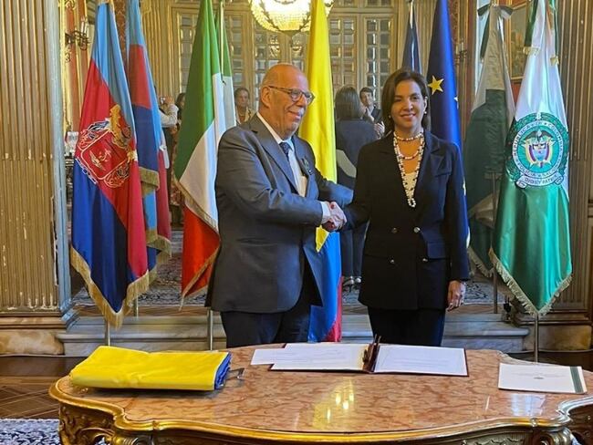 Procuraduría inhabilitó por 5 años a cónsul honorario en Italia por cobro ilegal. A la izquierda: Gianni Lusena.