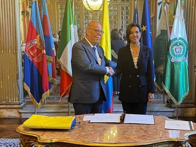 Procuraduría inhabilitó por 5 años a cónsul honorario en Italia por cobro ilegal. A la izquierda: Gianni Lusena.