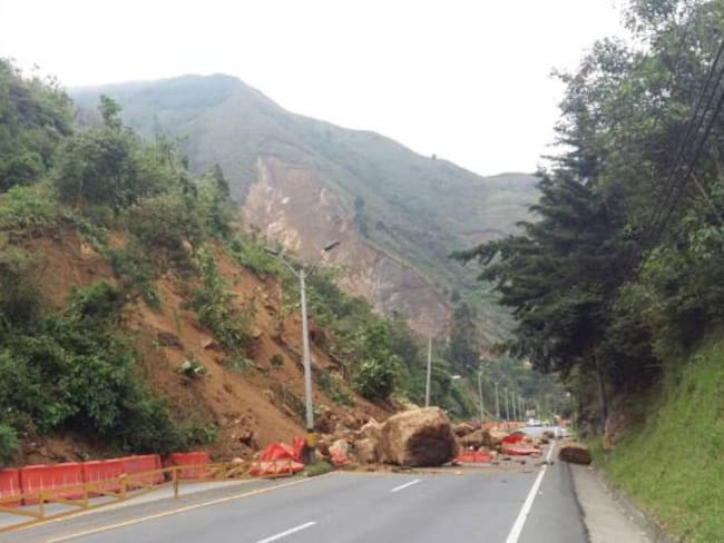 62 mil metros cúbicos de tierra y rocas deben remover en la vía Medellín-Bogotá