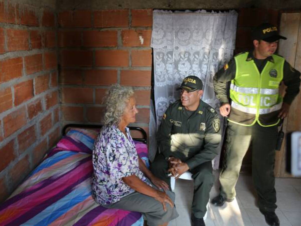 Mujer de 80 años recibe casa construida por policías