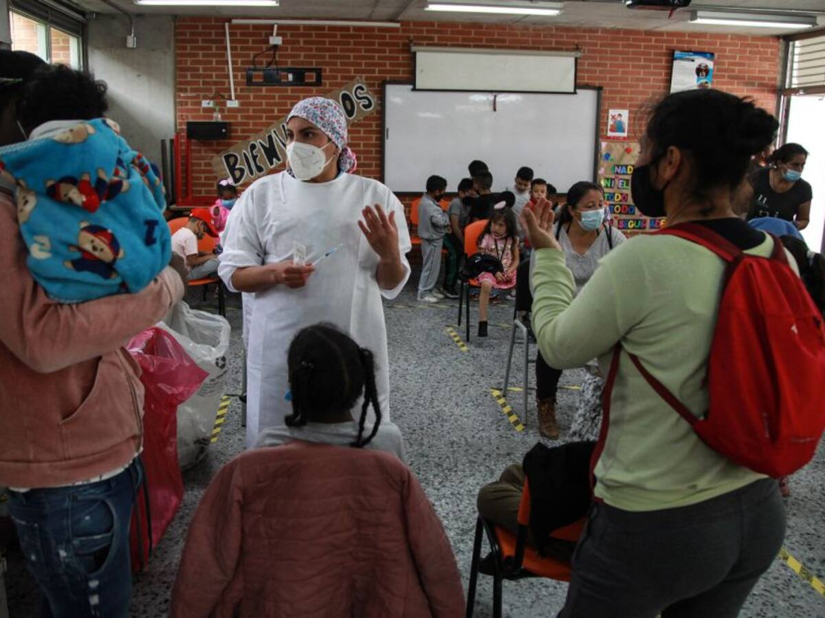 Pico de contagios por ómicron continúa en descenso en Colombia