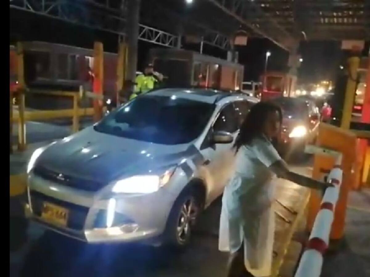 Conductores retiran las talanqueras en peaje de Turbaco, Bolívar