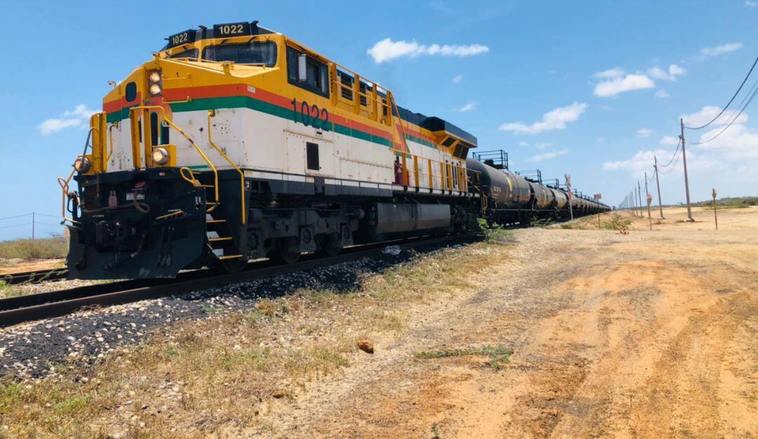 tren en vía férrea