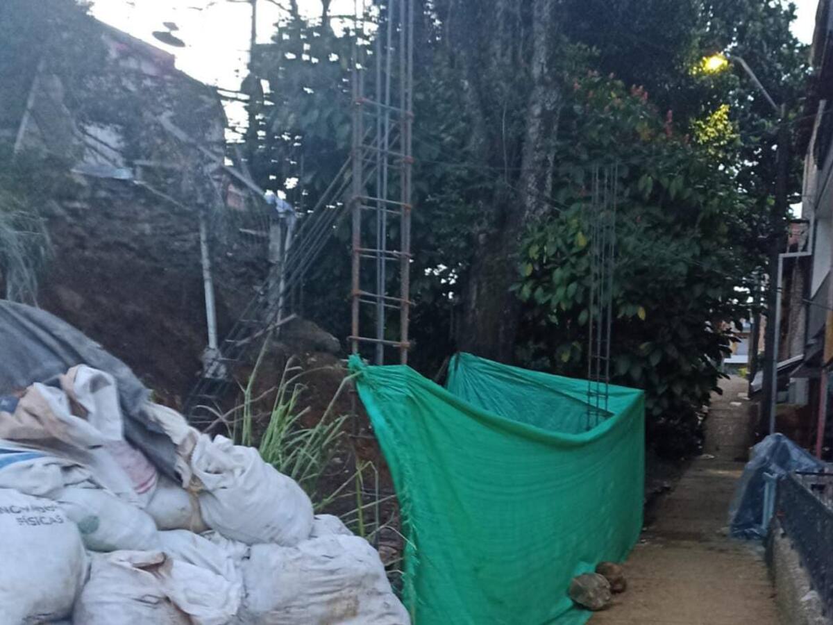 Denuncian que ilegales reconstruyen viviendas irregulares ya intervenidas en Bello