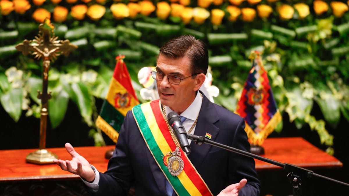Paz anuncia que reducirá su salario y el de ministros en un 50 %, en medio de conflictos