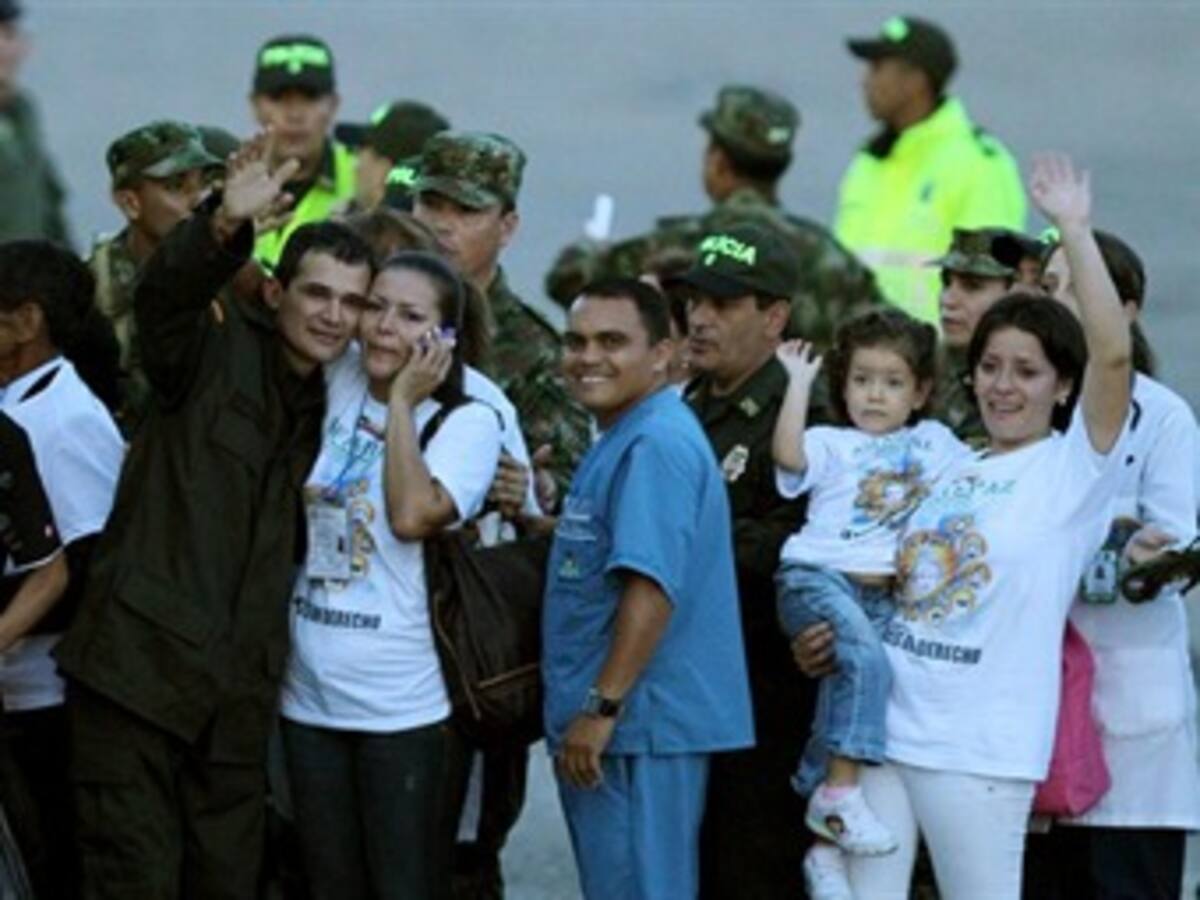 Después de 14 años de sufrimiento, diez uniformados regresan a la libertad