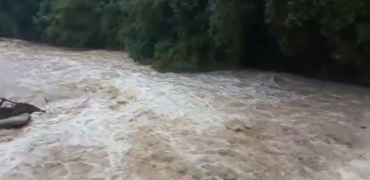 La situación se atribuye a las fuertes lluvias reportadas en las últimas horas en la capital del Huila.