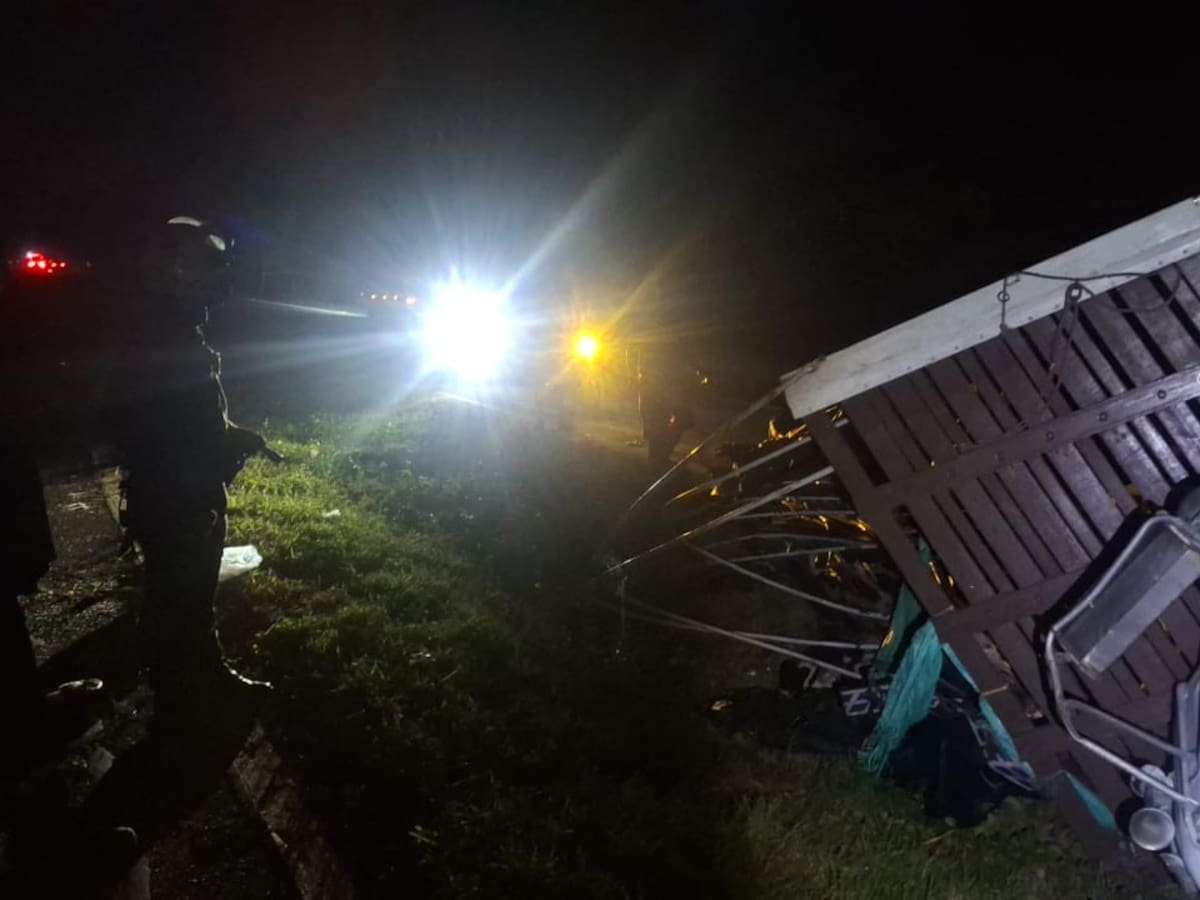 Camión se volcó en Bayunca por fallas mecánicas: testigos del accidente robaron mercancía