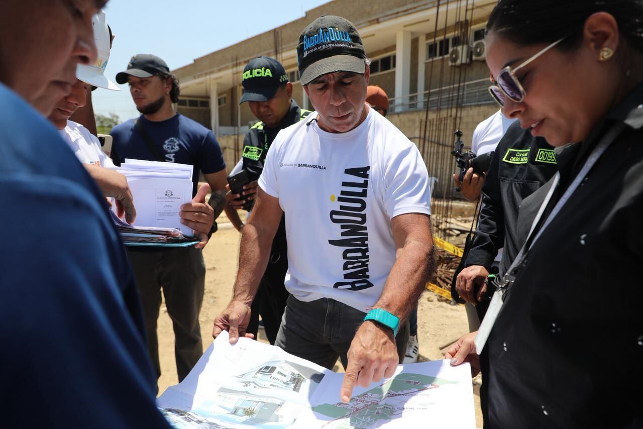 Alcalde Char en medio de los recorridos de la obra. Cortesía: Alcaldía de Barranquilla.