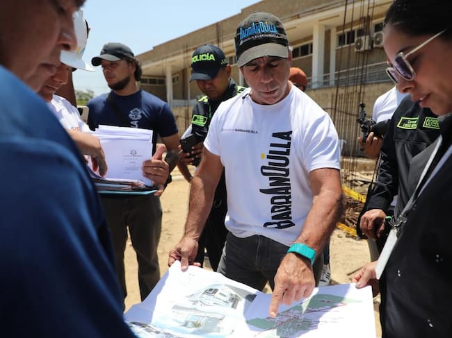 Alcalde Char en medio de los recorridos de la obra. Cortesía: Alcaldía de Barranquilla.
