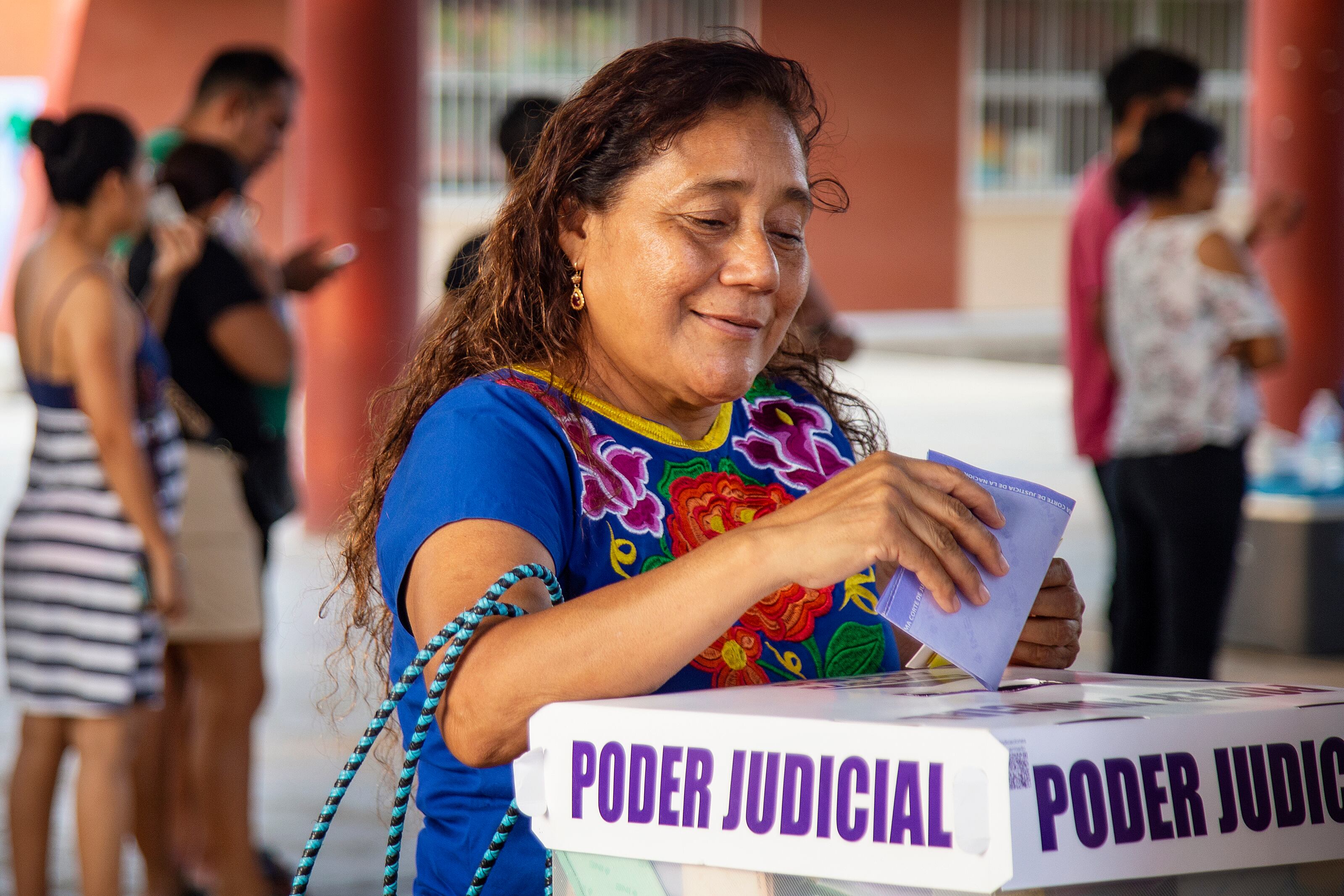 MEX3995. TEHUANTEPEC (MÉXICO), 01/06/2025.- Una mujer vota en las elecciones judiciales este domingo, en Tehuantepec (México). La primera elección judicial de México concluyó este domingo con el cierre de las mesas electorales sin que se reportaran incidentes significativos y con la expectativa de una baja participación. EFE/ Luis Villalobos