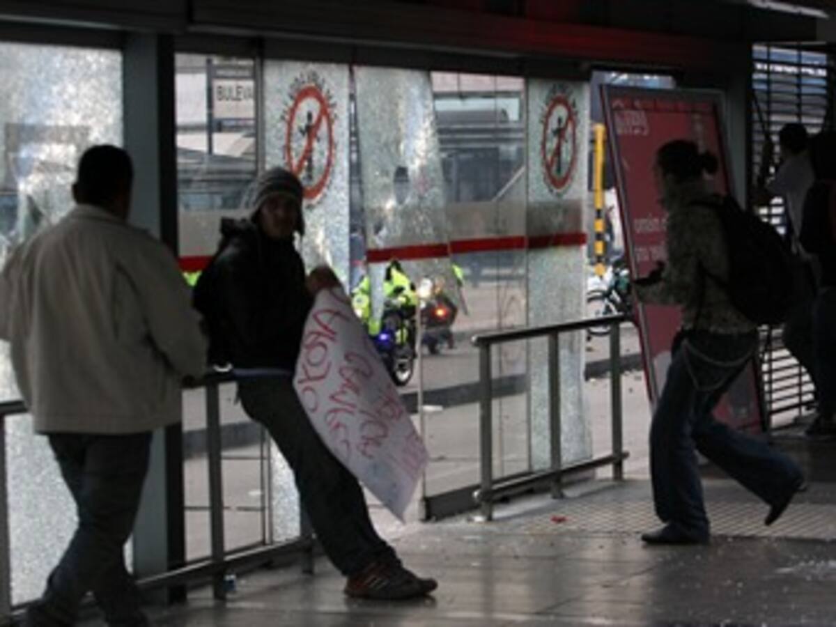 Disturbios dejaron un herido, 94 buses dañados y millonarias pérdidas para Transmilenio